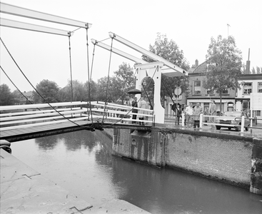 884327 Afbeelding van de aanwezigen bij de officiële afsluiting van de restauratie van de Vaartse Sluis (Oude Sluis) te ...